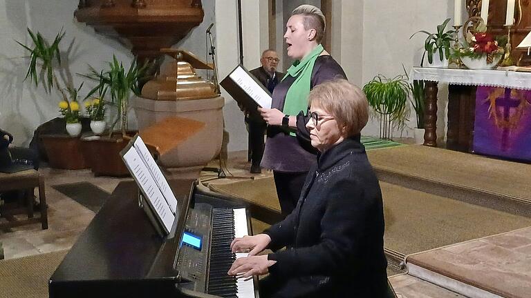 Sängerin Anja Wiesmann und Olga Bohn am Klavier. Sängerin Anja Wiesmann und Olga Bohn am Klavier.