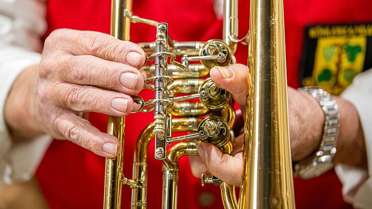 Auch mit 76 Jahren beherrscht Willi Götz sein Instrument. Auch mit 76 Jahren beherrscht Willi Götz sein Instrument.