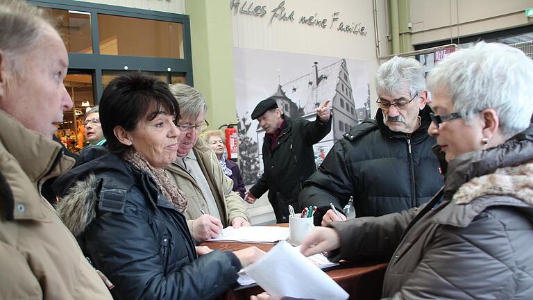 Hinterbliebenenrente nicht anrechnen: Lilo Seybold (rechts) sammelt im Eingangsbereich des Marktkauf erneut Unterschriften für ihre Petition an den Bundestag.