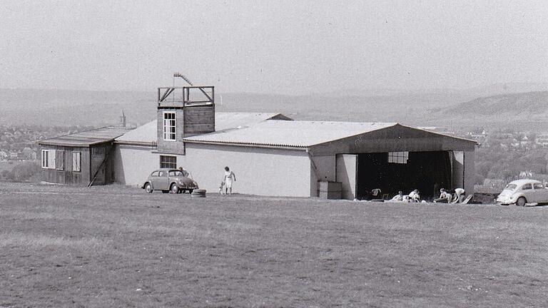 In den 1970er Jahren entstand eine neue Flugzeughalle mit Clubheim und Tower. In den 1970er Jahren entstand eine neue Flugzeughalle mit Clubheim und Tower. 