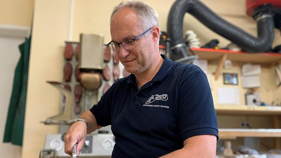 Andreas Koch kennt sich aus in Sachen Schuhe, er weiß, warum manche Schuhe teuer sind und - ganz klar - das Märchen von Aschenputtel kennt er natürlich auch.  Foto: Anja Vorndran       -  Andreas Koch kennt sich aus in Sachen Schuhe, er weiß, warum manche Schuhe teuer sind und - ganz klar - das Märchen von Aschenputtel kennt er natürlich auch.  Foto: Anja Vorndran