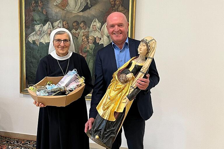 In München bei den Barmherzigen Schwestern des Heiligen Vinzenz von Paul erhielt Landrat Thomas Habermann die Statue der Heiligen Elisabeth. Für die Generaloberin Rosa Maria gab es regionale Produkte aus der Rhön als Dankeschön.