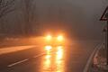 Glätte       -  Ein Auto fährt bei Glatteis und Nebel über eine Straße. (Symbolbild)