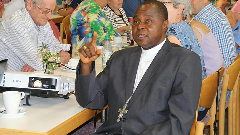 Bischof Anthony erzählt aus seiner Heimat Nigeria - Bischof Anthony erzählt aus seiner Heimat Nigeria Bischof Anthony erzählt aus seiner Heimat Nigeria - Bischof Anthony erzählt aus seiner Heimat Nigeria