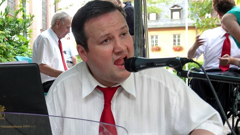 Der in Güntersleben wohnhafte Holger Göpfert, der es 2009 in die vierte Motto-Show von 'Deutschland sucht den Superstar' geschafft hatte und seit fünf Jahren beim MGV singt, unterhielt in der Pause mit 'Yellow Submarine'. Der in Güntersleben wohnhafte Holger Göpfert, der es 2009 in die vierte Motto-Show von 'Deutschland sucht den Superstar' geschafft hatte und seit fünf Jahren beim MGV singt, unterhielt in der Pause mit 'Yellow Submarine'.