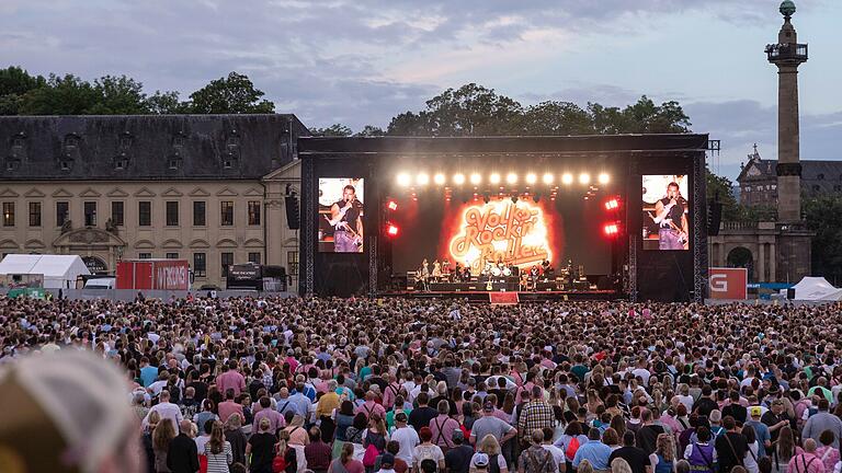 Schlagerstar Andreas Gabalier lockte Anfang August 2023 rund 16.000 Menschen auf den Platz vor der Würzburger Residenz.