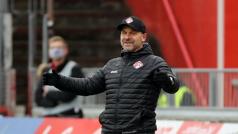 Kickers-Trainer Bernhard Trares glaubt, dass bei den Rothosen 'ein neuer Geist' Einzug gehalten hat. Kickers-Trainer Bernhard Trares glaubt, dass bei den Rothosen 'ein neuer Geist' Einzug gehalten hat.