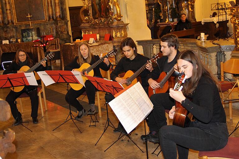 Stringtime nennt sich das Gitarrenensemble der Musikschule Schweinfurt/Gerolzhofen, das in der Pfarrkirche in Gerolzhofen mit dem Song 'Feelings' begeisterte.