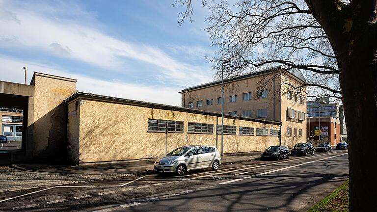 Das ehemalige Gelände der Post in der Stresemannstraße in Schweinfurt mit dem Verwaltungsgebäude, das aus der Epoche der Neuen Sachlichkeit stammt. Das ehemalige Gelände der Post in der Stresemannstraße in Schweinfurt mit dem Verwaltungsgebäude, das aus der Epoche der Neuen Sachlichkeit stammt.