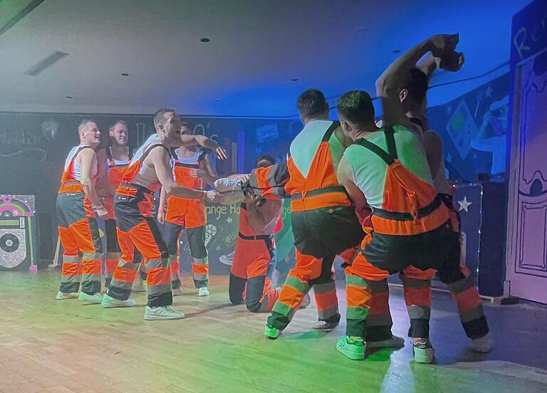Das Männerballett aus Ebern erschien als 'Die Müllmänner' und zeigte auch akrobatische Einlagen. Das Männerballett aus Ebern erschien als 'Die Müllmänner' und zeigte auch akrobatische Einlagen.