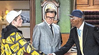 Colin Firth (Mitte), Taron Egerton (l) und Samuel L. Jackson (r) in &bdquo;Kingsman&ldquo;.