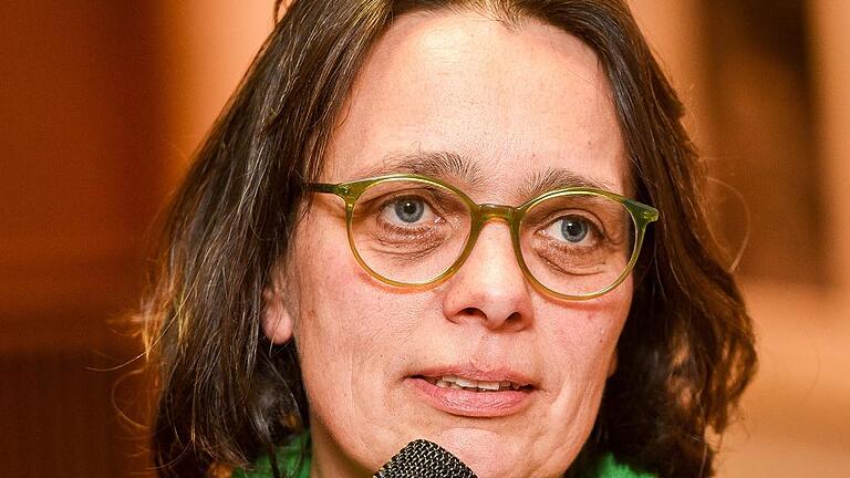 „Meine Erlebnisse haben mir gezeigt, dass man viel Idealismus beim ÖPNV braucht. Der 35er Bus zur Frankenwarte fährt einmal in der Stunde. Jeder sagt mir, da säße eh keiner drin. Natürlich sitzt da keiner drin, weil die ganzen Eltern von der Frankenwarte Taxi für ihre Kinder spielen, sie wollen sie nämlich nicht eine Dreiviertelstunde unten warten lassen.“ „Meine Erlebnisse haben mir gezeigt, dass man viel Idealismus beim ÖPNV braucht. Der 35er Bus zur Frankenwarte fährt einmal in der Stunde. Jeder sagt mir, da säße eh keiner drin. Natürlich sitzt da keiner drin, weil die ganzen Eltern von der Frankenwarte Taxi für ihre Kinder spielen, sie wollen sie nämlich nicht eine Dreiviertelstunde unten warten lassen.“