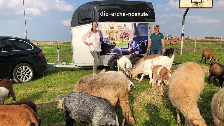 Der neuen Pferdeanhänger der Arche Noah mit (von links) Sandra Knaus, Geschäftsführerin Helmut Knaus KG Campingparks, und Tanja Dürr, Vorsitzende der Wander- und Naturfreunde. Der neuen Pferdeanhänger der Arche Noah mit (von links) Sandra Knaus, Geschäftsführerin Helmut Knaus KG Campingparks, und Tanja Dürr, Vorsitzende der Wander- und Naturfreunde.