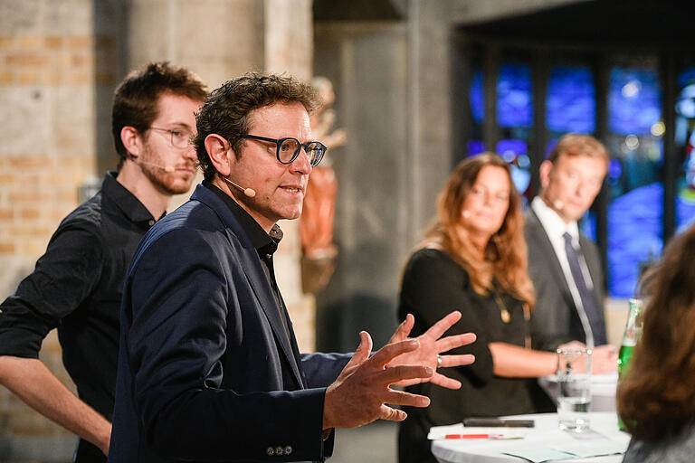 Martin Heilig erklärt wie das Gesamtkonzept die Verkehrswende in Würzburg voran bringen soll. Martin Heilig erklärt wie das Gesamtkonzept die Verkehrswende in Würzburg voran bringen soll.