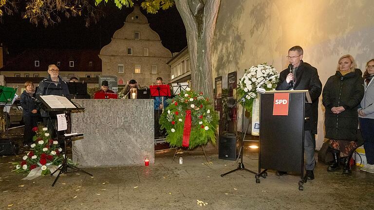 Schweinfurts Oberbürgermeister Sebastian Remelé sprach beim Gedenken der Opfer des Holocausts in der Reichspogromnacht und mahnte zur Wachsamkeit gegen Antisemitismus. Schweinfurts Oberbürgermeister Sebastian Remelé sprach beim Gedenken der Opfer des Holocausts in der Reichspogromnacht und mahnte zur Wachsamkeit gegen Antisemitismus.