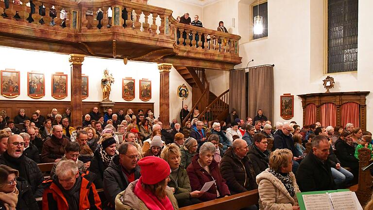 Bis auf den letzten Platz gefüllt war die Kirche Sankt Sebastian in Reupelsdorf. Bis auf den letzten Platz gefüllt war die Kirche Sankt Sebastian in Reupelsdorf.