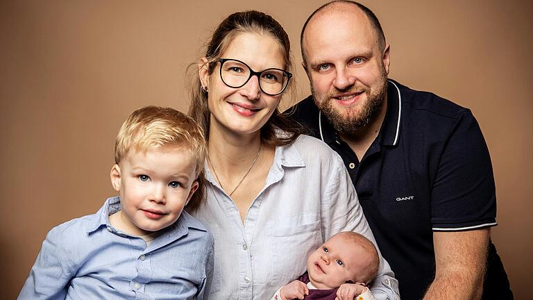 Stolze vierköpfige Familie: Die stolzen Eltern Katharina und Jürgen aus Wegfurt mit ihren Kindern Ferdinand und Antonia Maria.