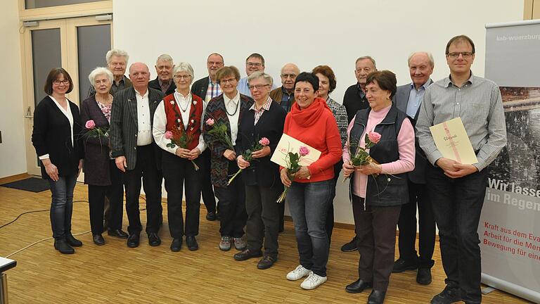 Treue Mitglieder ehrte die KAB Werneck bei der Jahresversammlung (von links): Vorsitzende Susanne Tonn, Maria Schartner, Josef Schartner, Günther Warmuth, Siegmund Schmitt, Annerose Warmuth, Bernhard Wegscheid, Elisabeth Kruppa, KAB Präses Peter Hartlaub, Gertrud Heinze, Wolfgang Keller, Monika Redelberger, Rosemarie Brehm, Leo Redelberger, Lydia Keller, Heinz Kruppa und Jürgen Schemmel.