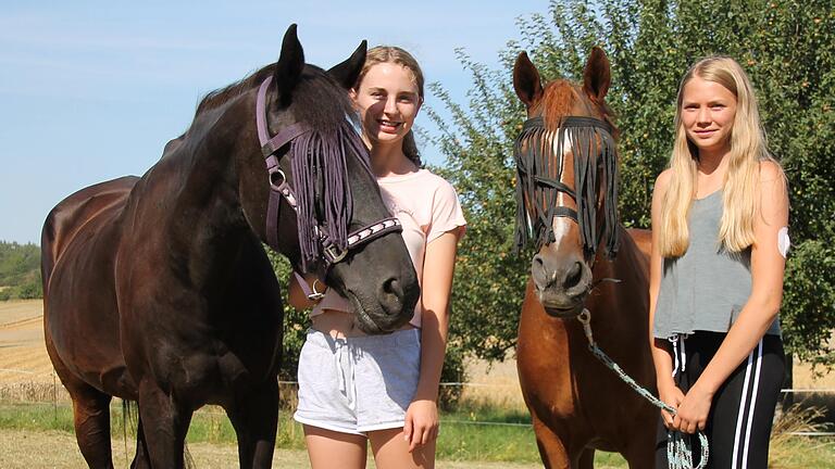 Lena Trebeß (links mit Kira) und ihre Freundin Sophia Böhnel aus Steinfeld (mit Joy) haben die beiden Pferde vor dem Schlachter gerettet. Lena Trebeß (links mit Kira) und ihre Freundin Sophia Böhnel aus Steinfeld (mit Joy) haben die beiden Pferde vor dem Schlachter gerettet.