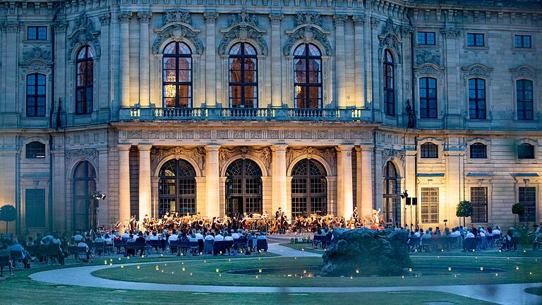 Erstmals seit langer Zeit waren zur Nachtmusik des Mozartfests im Hofgarten wieder 500 Zuschauer zugelassen.
