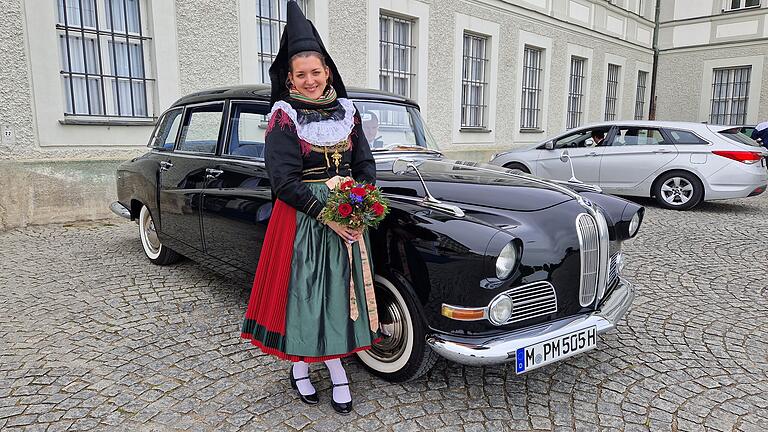 Ein Schnappschuss vor dem BMW-Oldtimer des Prinzen. Ein Schnappschuss vor dem BMW-Oldtimer des Prinzen.