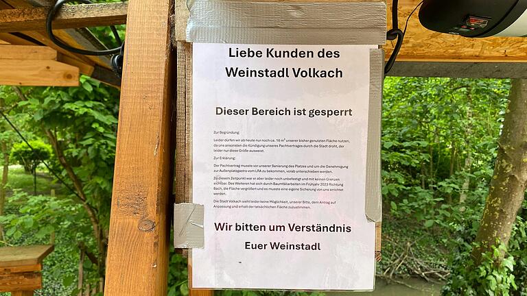 Über einer hochgeklappten Bank im Biergarten des 'Weinstadl' hängt ein Hinweis, nach dem diese nicht mehr genutzt werden darf wegen der Überschreitung der 16 Quadratmeter. Über einer hochgeklappten Bank im Biergarten des 'Weinstadl' hängt ein Hinweis, nach dem diese nicht mehr genutzt werden darf wegen der Überschreitung der 16 Quadratmeter.