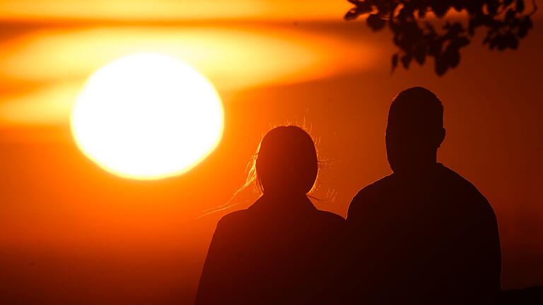 Valentinstag: Wie Liebe unser Gehirn auf den Kopf stellt       -  Bei romantischer Liebe ist das Gehirn sehr aktiv - es gibt aber einen noch stärkeren Auslöser. (Illustration)