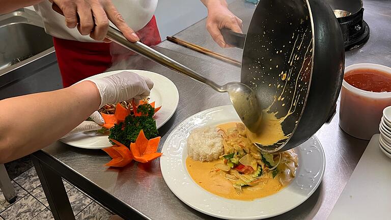 China Thai Restaurant Bad Kissingen - Die letzten Vorbereitungen vorm Servieren. China Thai Restaurant Bad Kissingen - Die letzten Vorbereitungen vorm Servieren.