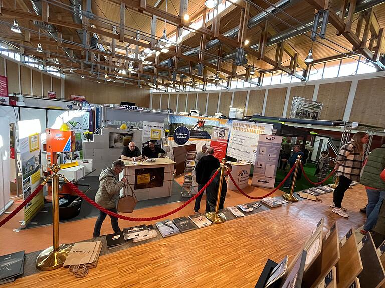 Vom Fußboden bis zum Dach: Auf der Baufachmesse in Karbach waren praktisch alle Gewerke vertreten. Vom Fußboden bis zum Dach: Auf der Baufachmesse in Karbach waren praktisch alle Gewerke vertreten. 