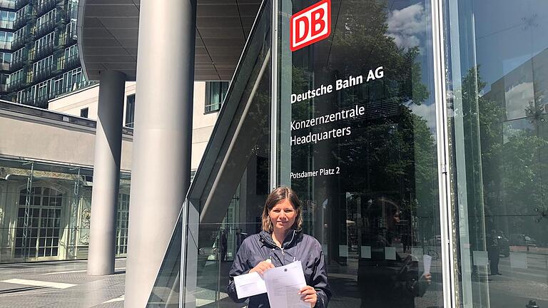 Höchstpersönlich warf die unterfränkische Bundestagsabgeordnete Manuela Rottmann ihren Dringlichkeitsbrief an den DB-Infrastruktur-Vorstand Ronald Pofalla in der Konzernzentrale am Potsdamer Platz in Berlin ein. Mit einem Moratorium will die Grünenpolitikerin in letzter Sekunde noch den ihrer Aussage nach bevorstehenden Verkauf der Steigerwaldbahn-Strecke stoppen. Höchstpersönlich warf die unterfränkische Bundestagsabgeordnete Manuela Rottmann ihren Dringlichkeitsbrief an den DB-Infrastruktur-Vorstand Ronald Pofalla in der Konzernzentrale am Potsdamer Platz in Berlin ein. Mit einem Moratorium will die Grünenpolitikerin in letzter Sekunde noch den ihrer Aussage nach bevorstehenden Verkauf der Steigerwaldbahn-Strecke stoppen.
