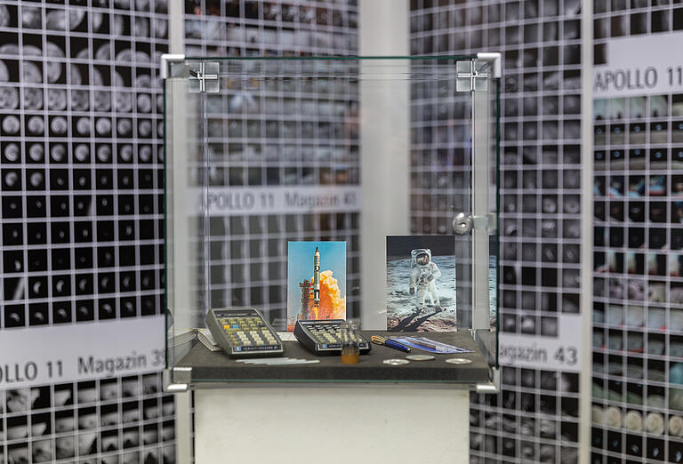 Mit in der Vitrine: ein paar Körnchen vom Hitzeschild der Apollo 4-Mission. Mit in der Vitrine: ein paar Körnchen vom Hitzeschild der Apollo 4-Mission.
