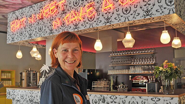 Jutta Summer, die Leiterin der Jugendherberge Würzburg. Das Haus hat 230 Betten, Träger ist der Landesverband Bayern. Jutta Summer, die Leiterin der Jugendherberge Würzburg. Das Haus hat 230 Betten, Träger ist der Landesverband Bayern.