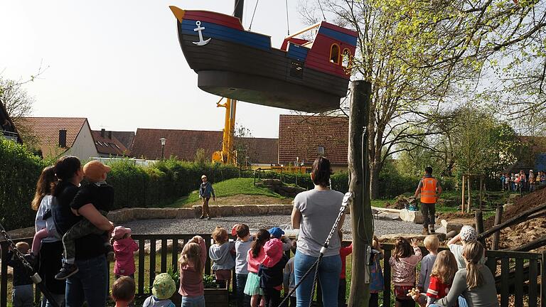 Die Kinder in Bergtheim staunten nicht schlecht, als das dreieinhalb Tonnen schwere Schiff in ihrem Garten landete. Die Kinder in Bergtheim staunten nicht schlecht, als das dreieinhalb Tonnen schwere Schiff in ihrem Garten landete.