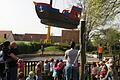 Die Kinder in Bergtheim staunten nicht schlecht, als das dreieinhalb Tonnen schwere Schiff in ihrem Garten landete.