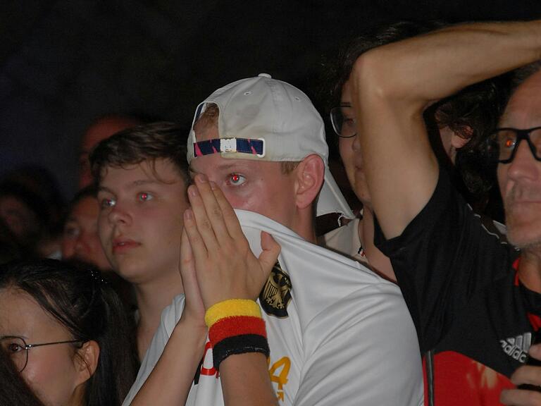 Als hätte er es kommen sehen: Ein Fan vergräbt sein halbes Gesicht im Deutschland-Trikot. Kurz danach war Deutschland gegen Spanien ausgeschieden. Als hätte er es kommen sehen: Ein Fan vergräbt sein halbes Gesicht im Deutschland-Trikot. Kurz danach war Deutschland gegen Spanien ausgeschieden.