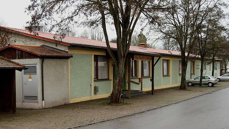 Das 'Oskar-Kandler-Zentrum' soll durch einen Neubau ersetzt werden, wobei der Teil der Feuerwehr im rechten Bereich erhalten bleibt. (Archivfoto) Das 'Oskar-Kandler-Zentrum' soll durch einen Neubau ersetzt werden, wobei der Teil der Feuerwehr im rechten Bereich erhalten bleibt. (Archivfoto)