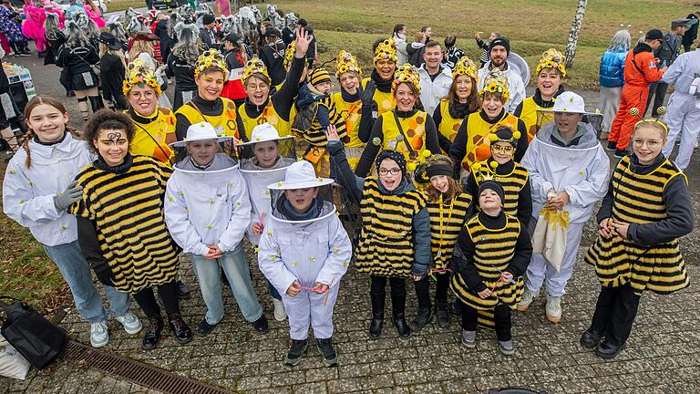 Trautes Zusammensein von Bienen und Imkern. Trautes Zusammensein von Bienen und Imkern. 