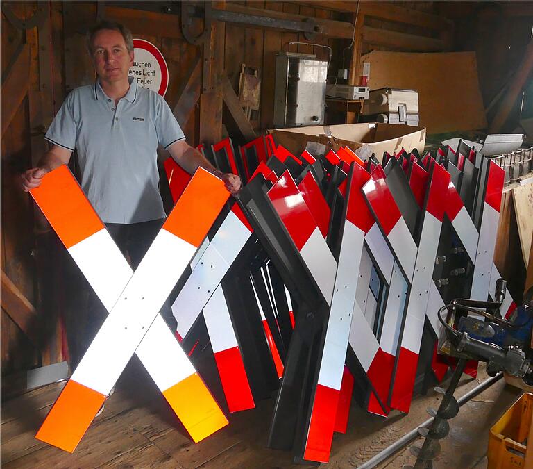 Vorsitzender Christian Oßwald mit 50 neuen Andreaskreuze, die zuletzt an den Bahnübergängen aufgestellt wurden. Vorsitzender Christian Oßwald mit 50 neuen Andreaskreuze, die zuletzt an den Bahnübergängen aufgestellt wurden.