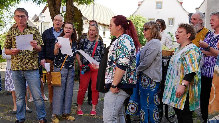 Zusammen mit dem Tansaniachor aus Würzburg sangen (von links) Lothar Fuchs, Josef Störmann-Belting, Anette Herbig, Rosi Angel und Verena Herbig die Nationalhymne von Tansania. Die Pfarreienpartnerschaft mit Mkoha wird in Dipbach liebevoll gepflegt. Zusammen mit dem Tansaniachor aus Würzburg sangen (von links) Lothar Fuchs, Josef Störmann-Belting, Anette Herbig, Rosi Angel und Verena Herbig die Nationalhymne von Tansania. Die Pfarreienpartnerschaft mit Mkoha wird in Dipbach liebevoll gepflegt.
