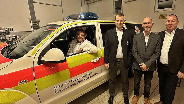 Neu in der Flotte der BRK Bereitschaft Bad Königshofen ist das neue Mehrzweckfahrzeug. Unser Bild zeigt den Initiator Wachleiter Rasmus Brand (am Steuer), sowie den stellvertretenden Kreisbereitschaftsleiter Jonas Wehner, Bereitschaftsleiter Bad Königshofen, Claus Scheeres und den stellvertretenden BRK Kreisgeschäftsführer Heiko Stäblein. Neu in der Flotte der BRK Bereitschaft Bad Königshofen ist das neue Mehrzweckfahrzeug. Unser Bild zeigt den Initiator Wachleiter Rasmus Brand (am Steuer), sowie den stellvertretenden Kreisbereitschaftsleiter Jonas Wehner, Bereitschaftsleiter Bad Königshofen, Claus Scheeres und den stellvertretenden BRK Kreisgeschäftsführer Heiko Stäblein.