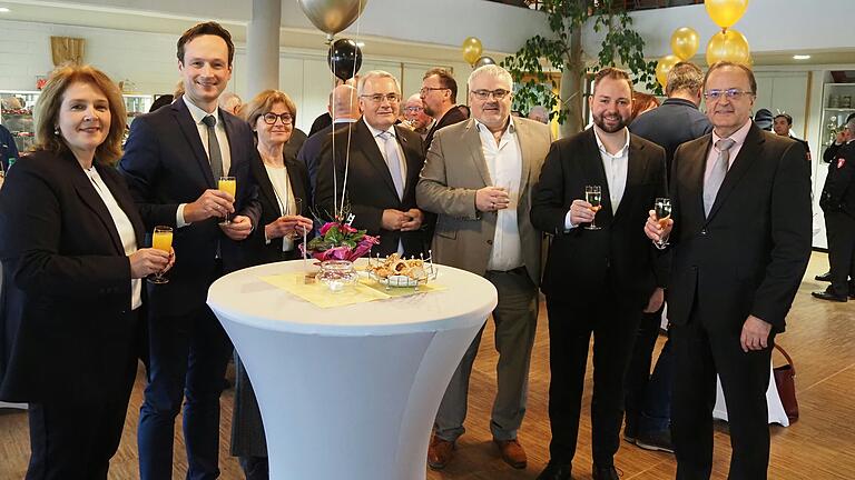 Beschworen in Hambach den demokratischen Zusammenhalt (von links): Martina Gießübel als Landtagsabgeordnete, Landrat Florian Töpper, Vize-Landrätin Bettina Bärmann, Bezirkstagspräsident Stefan Funk, Bürgermeister Willi Warmuth, Bundestagsabgeordneter Markus Hümpfer und Bürgermeister Ludwig Nätscher.