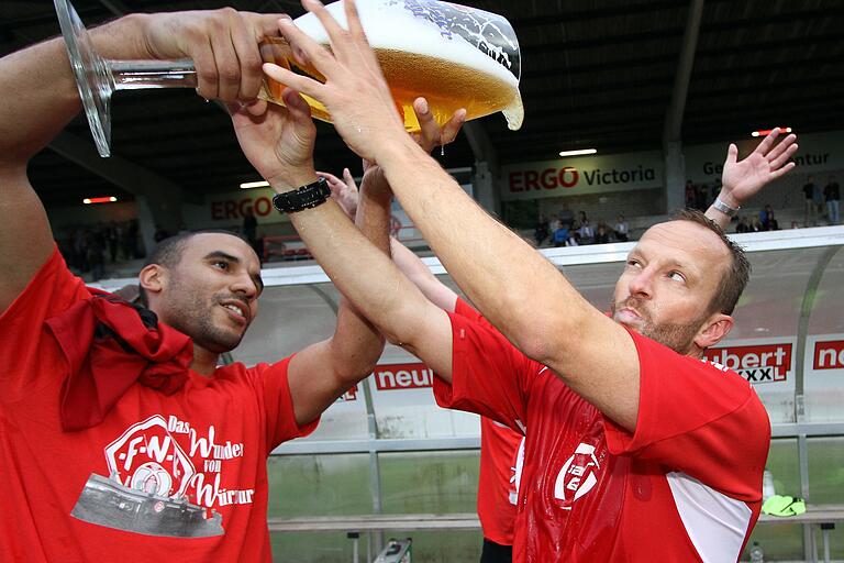 Alte Erinnerungen: Daniel Donaldson (links) verpasst Trainer Dieter Wirsching nach der Qualifikation für die neu geschaffene Regionalliga Bayern eine Bierdusche. Heute ist Donaldson Marketing-Chef der Baller League. Alte Erinnerungen: Daniel Donaldson (links) verpasst Trainer Dieter Wirsching nach der Qualifikation für die neu geschaffene Regionalliga Bayern eine Bierdusche. Heute ist Donaldson Marketing-Chef der Baller League.