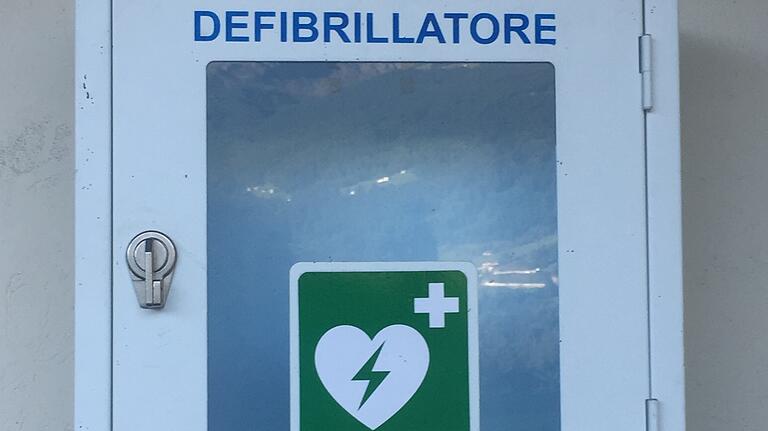 Nun, der Defibrillator, als das Schockgerät, das bei Wiederbelebungen eingesetzt wird, fehlt zwar am Sportplatz in Bormio - die Baskets haben ihn aber auch nicht gebraucht.
