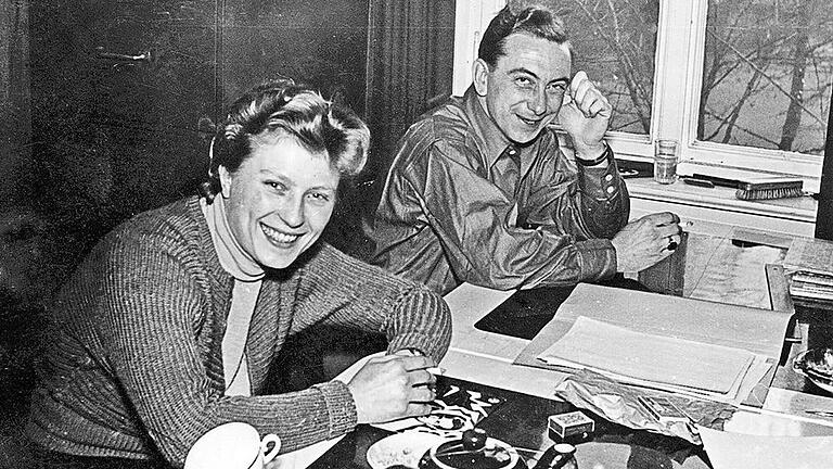 Horst Hesse 1956 in der Wurzburger Residentur der MID mit einer damaligen Geheimdienst-Kollegin. Horst Hesse 1956 in der Wurzburger Residentur der MID mit einer damaligen Geheimdienst-Kollegin.