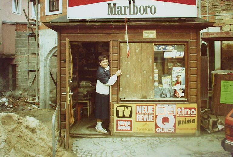 Im Jahr 1984 musste der alte Kiosk an der Ecke Marktstraße/Bahnhofstraße weichen, als ein Anbau für die Floriansapotheke (im Hintergrund) errichtet wurde. Im Jahr 1984 musste der alte Kiosk an der Ecke Marktstraße/Bahnhofstraße weichen, als ein Anbau für die Floriansapotheke (im Hintergrund) errichtet wurde.