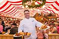 Auch ein volles Haus kann ihn nicht erschüttern: Philipp Keller im Hahn-Zelt beim Frühjahrsvolksfest in Würzburg im März dieses Jahres.