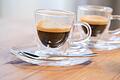 Zwei Tassen Kaffee stehen auf einem Tisch       -  Das Filterkaffee-Ranking der Stiftung Warentest zeigt: Die Preisspanne ist mit 8,60 bis 32 Euro pro Kilo riesig, die Unterschiede in der Beurteilung der Qualität dafür eher geringer.