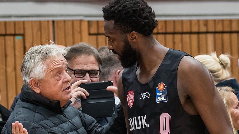 Bernd Freier (links) will sich im November als Chef seines Modekonzerns s.Oliver zurückziehen. Die Leidenschaft für die von ihm geförderten Würzburger Bundesliga-Basketballer (hier ein Archivbild von 2018) wird er aber wohl behalten Bernd Freier (links) will sich im November als Chef seines Modekonzerns s.Oliver zurückziehen. Die Leidenschaft für die von ihm geförderten Würzburger Bundesliga-Basketballer (hier ein Archivbild von 2018) wird er aber wohl behalten