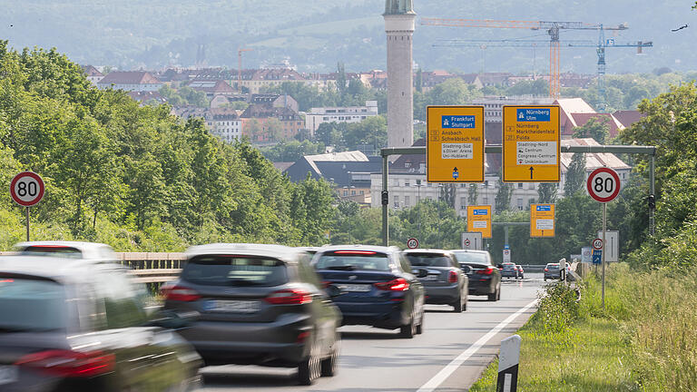 Die meisten Pendler kommen mit dem Auto. Hier ein Bild vom Greinberg, über den Autofahrer aus dem nördlichen Landkreis in die Stadt fahren.