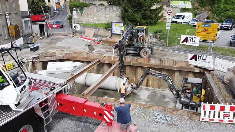 Die Schweinfurter Straße in Arnstein muss saniert werden - schon vergangenes Jahr wurde die&nbsp; Kreuzung zur Würzburger Straße erneuert (Archivbild).